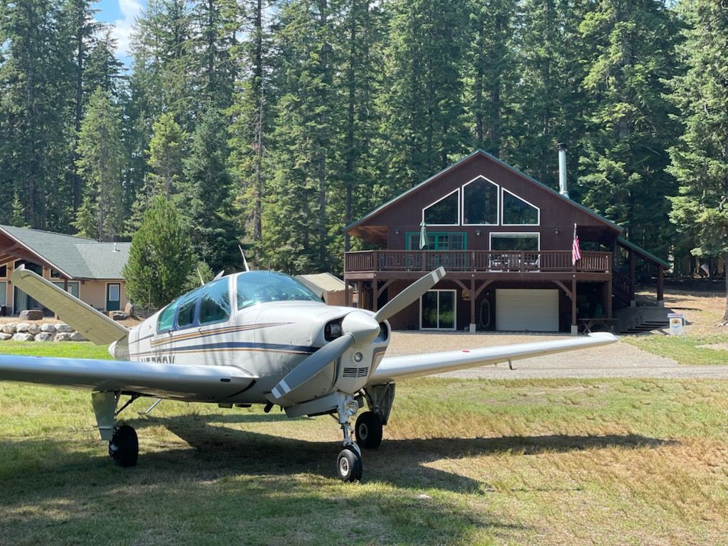 Spacious Priest Lake home at the airport.