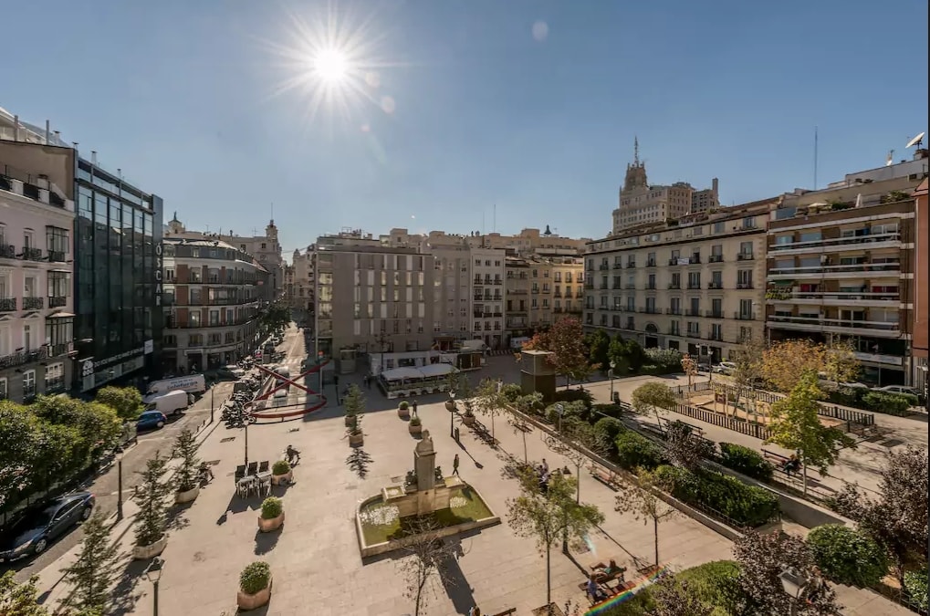 Gran Vía沿线的Chueca。 阳光充足，景色优美。