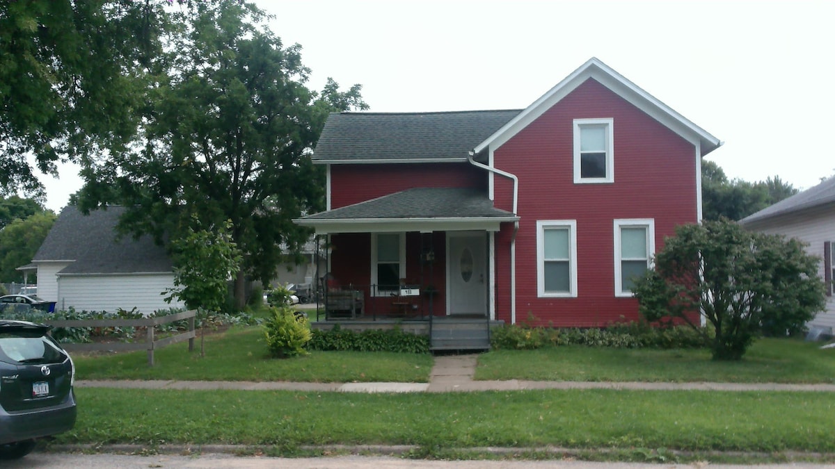 Entire, bright urban Farmhouse 3 min from downtown