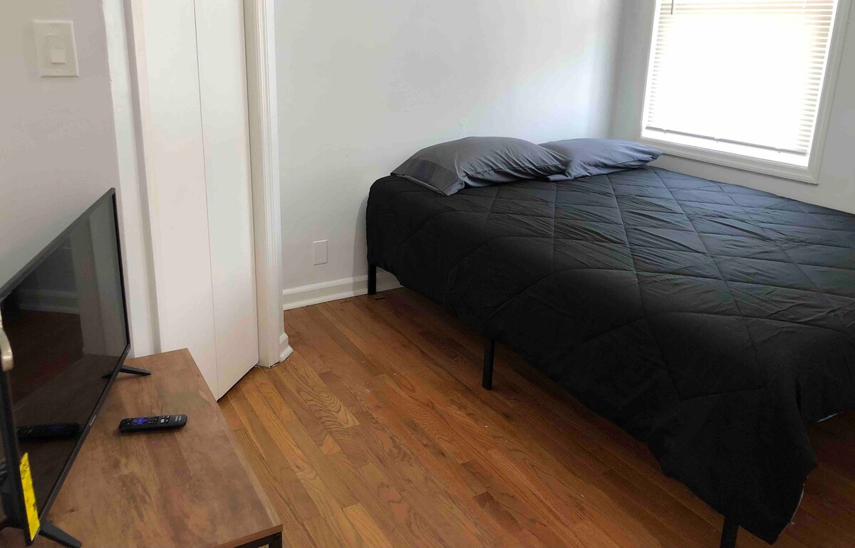 Private 2-bed house convenient to NYC bus/train