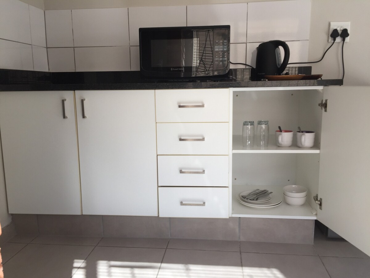 Modern bachelor flatlet in Dan Pienaar -king