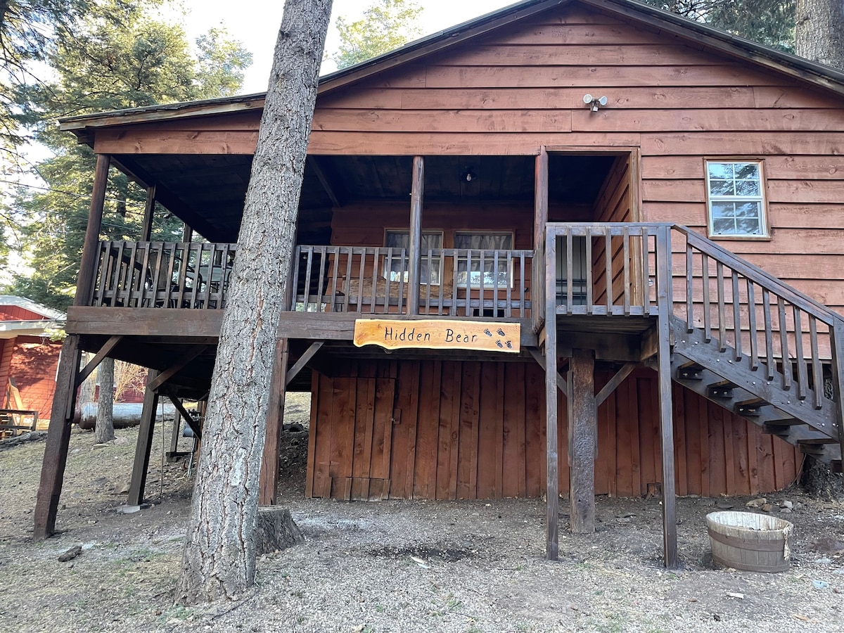 Peaceful, Charming Hidden Bear Cabin w/hot tub