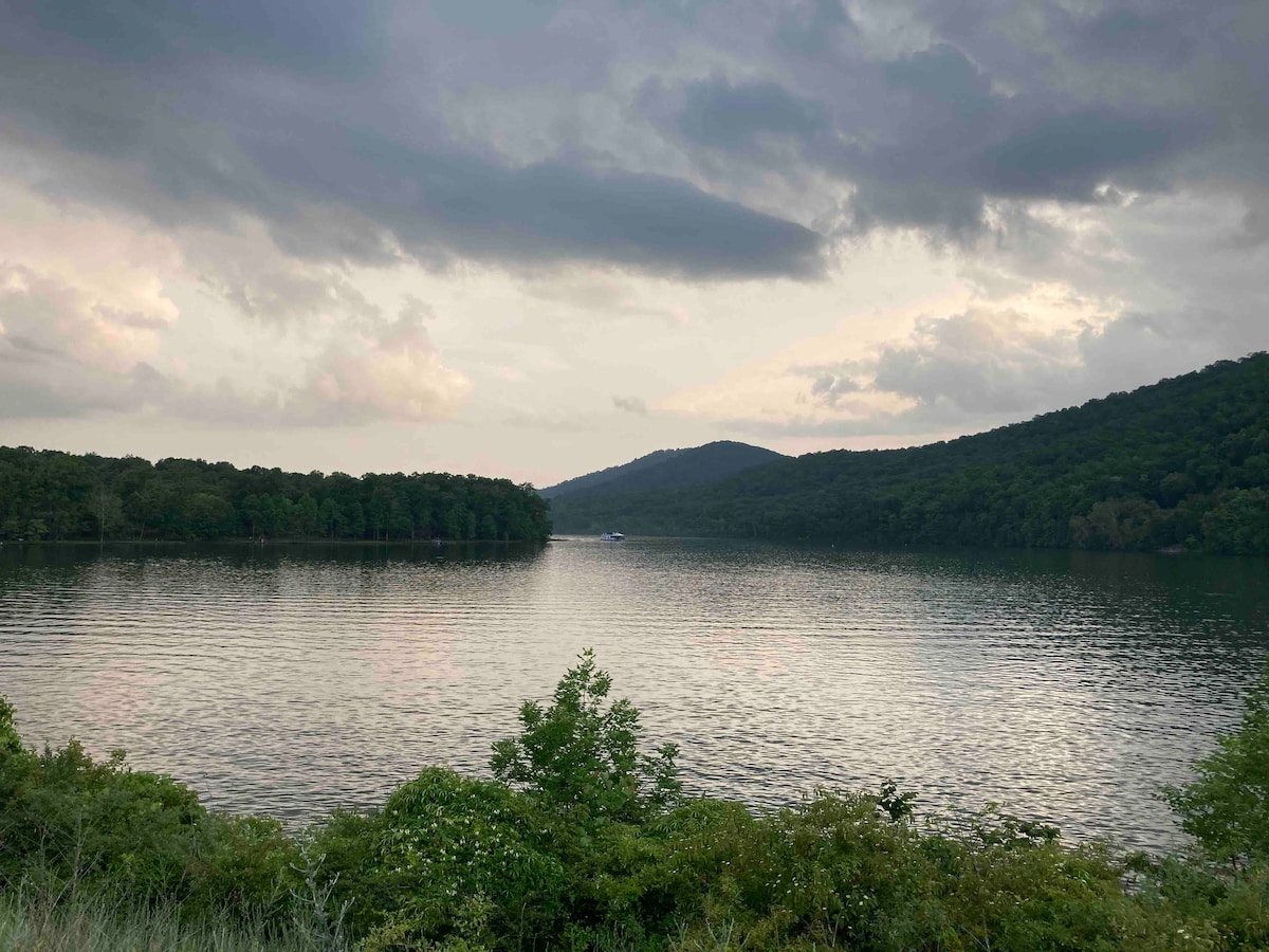 Near Lake Raystown/lots of parking space for boats