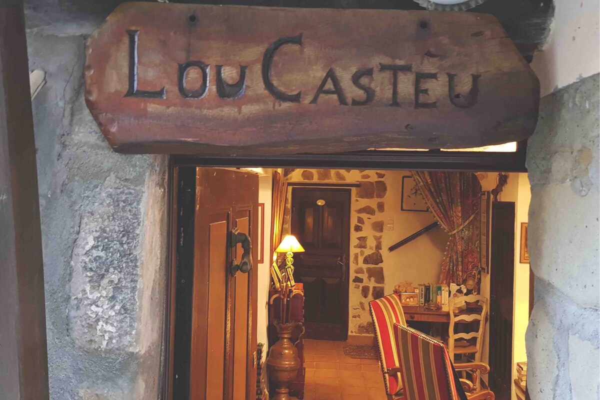 位于村庄中心的Lou Casteu住宿加早餐