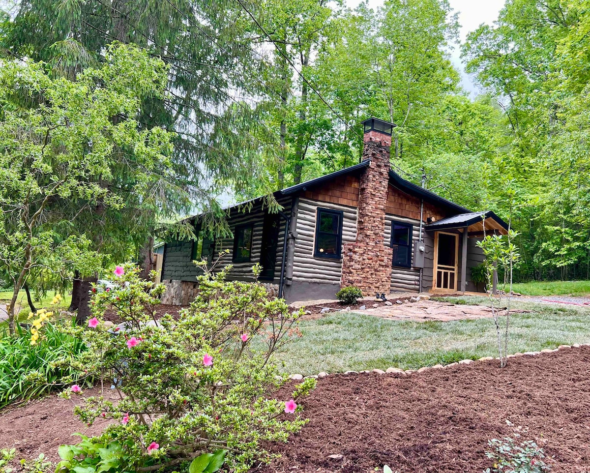 Unique, fully renovated, historic log cabin