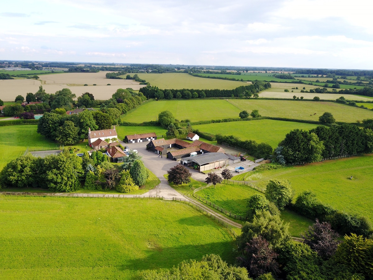 The Loft at Manor Farm Stays ，配备热水浴缸