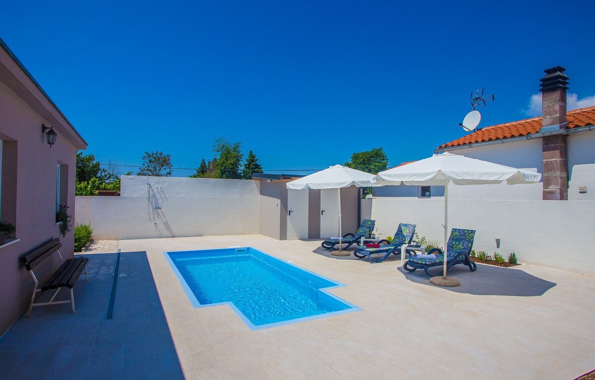 Holiday Home Lory with Pool near Pula