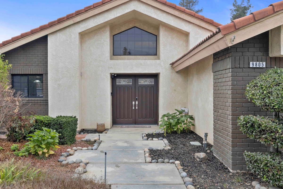 California King Bed home with Pool and Spa.