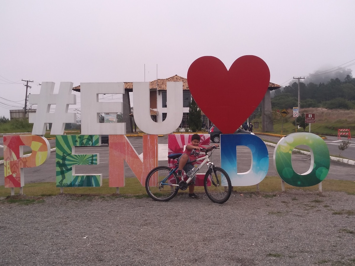 Agradável suíte no centro de Penedo.