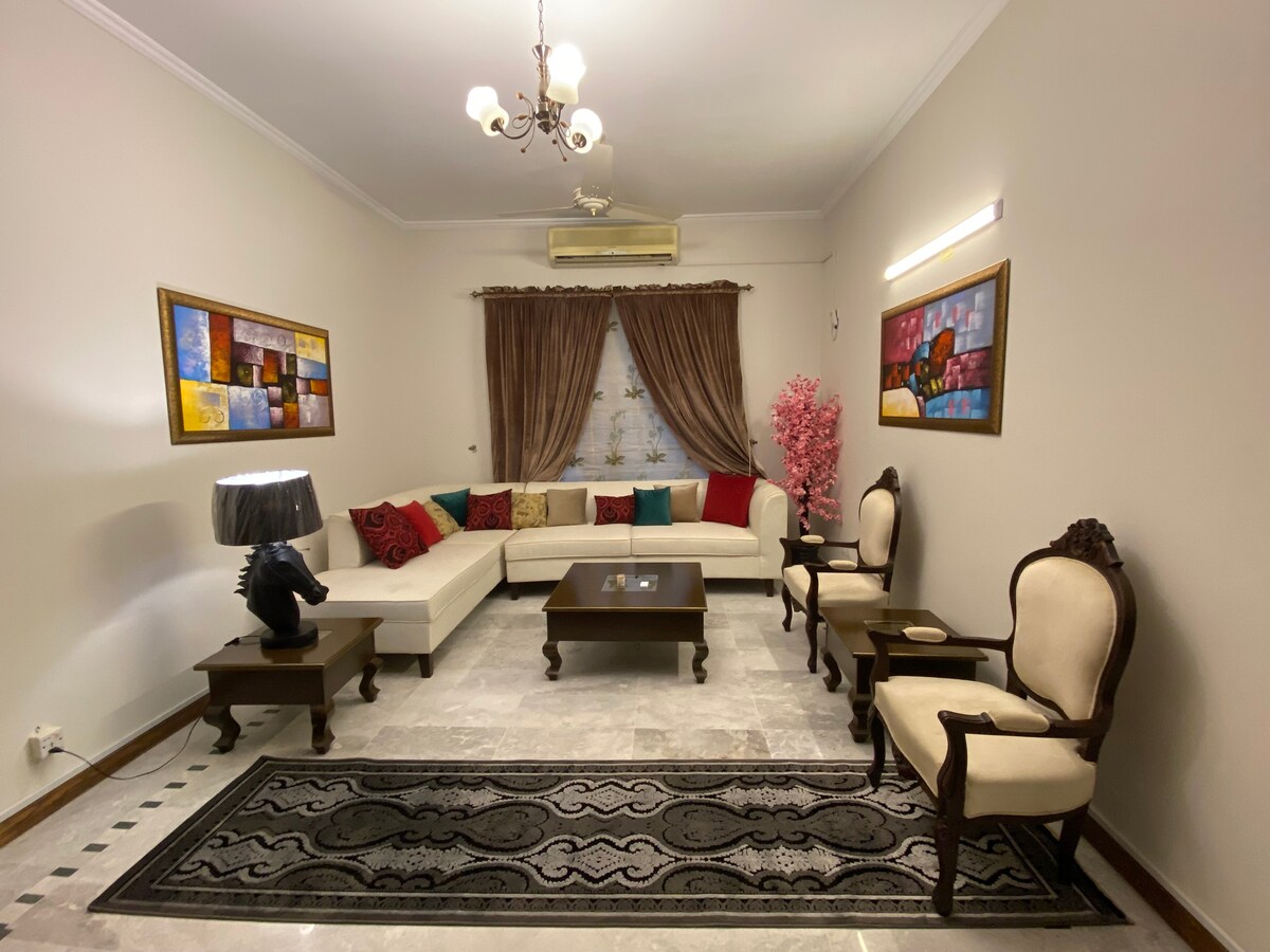 Executive Room in F7 Islamabad Prime location!!