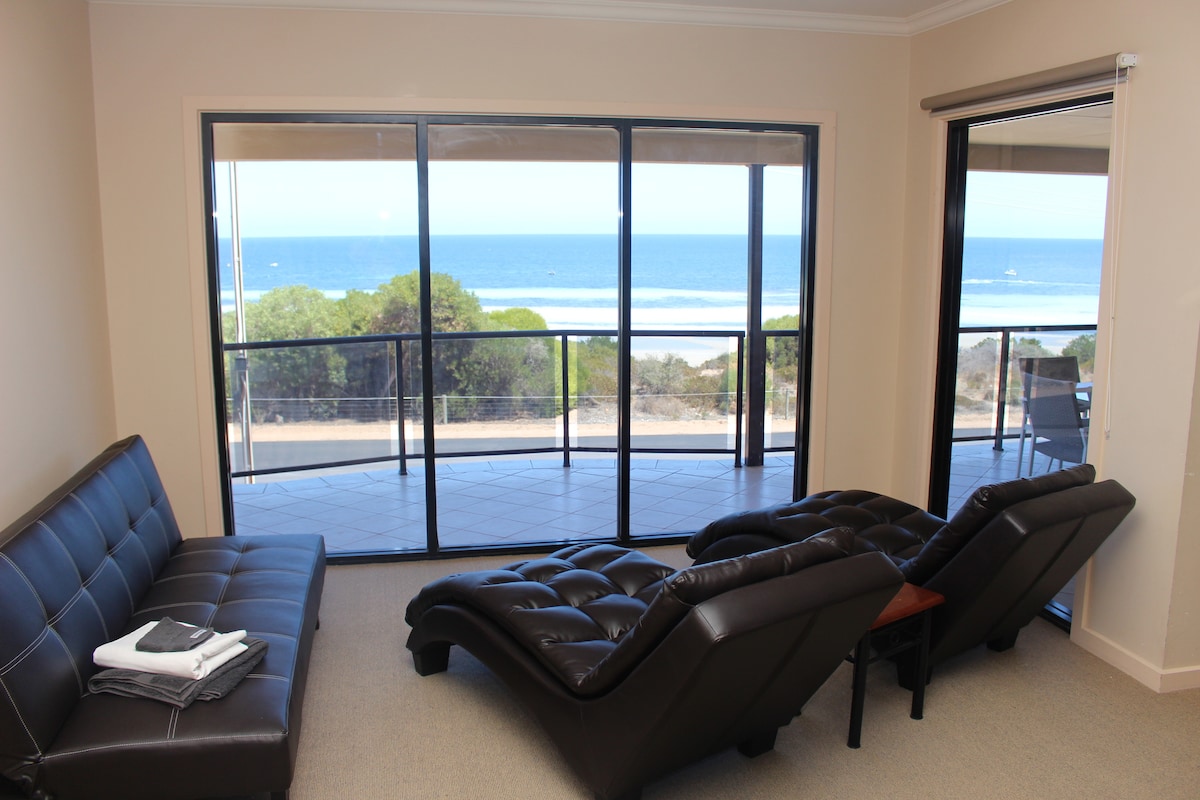 Lighthouse Port Hughes - Beachfront Townhouse