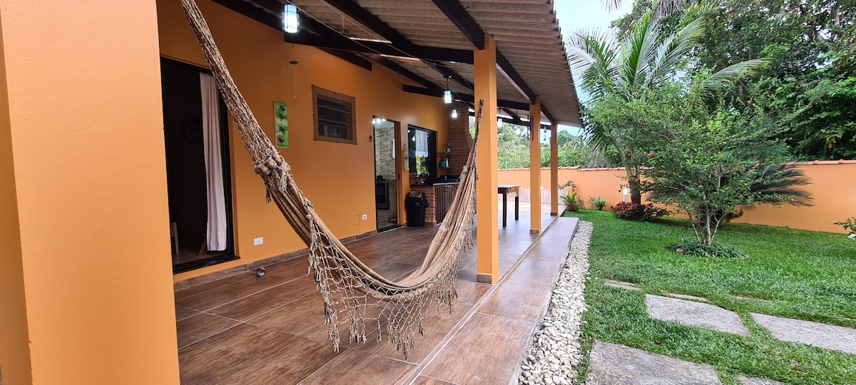 Casa aconchegante na praia com muito verde .