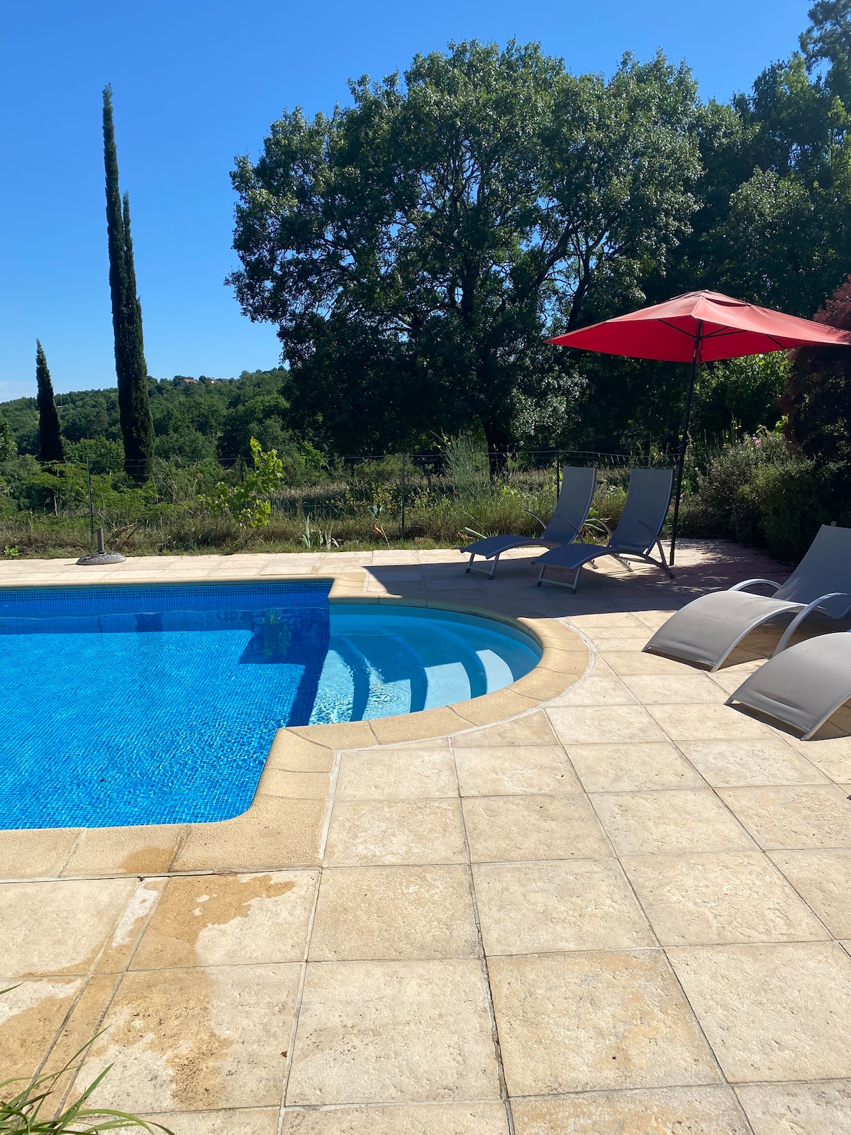 Private pool, sleeps 14 near vineyards of Cahors