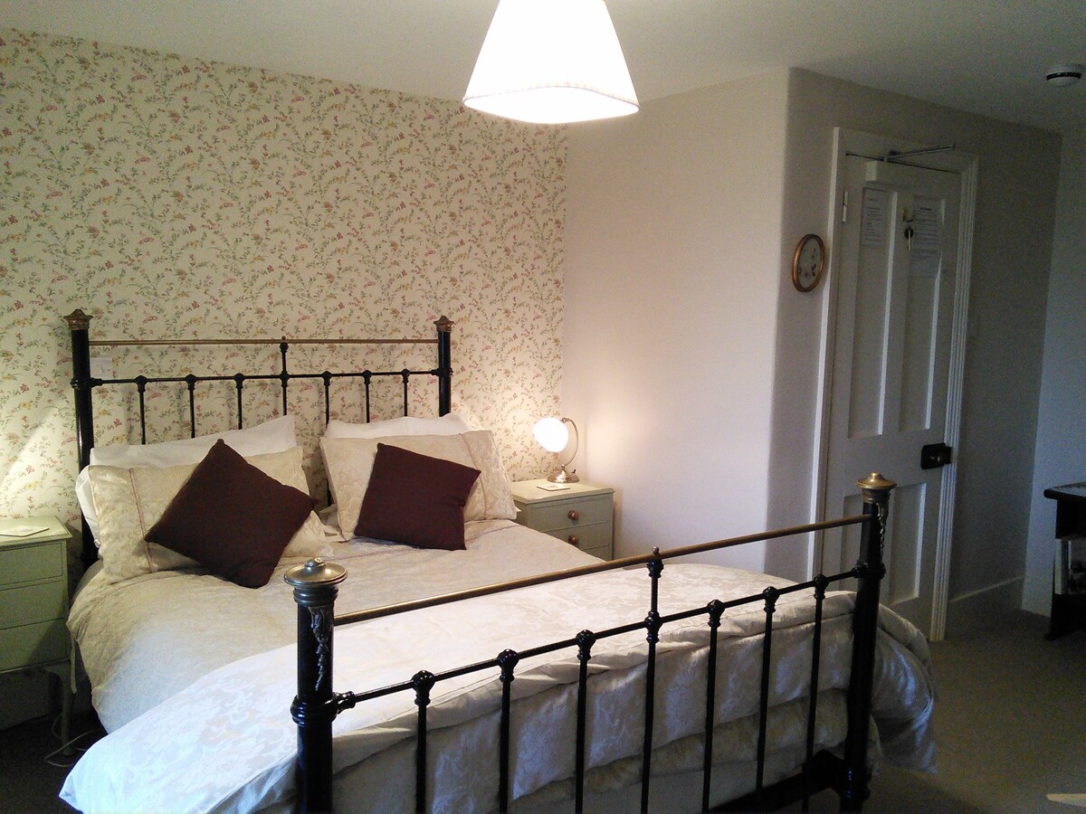 Peaceful English farmhouse bedroom -
