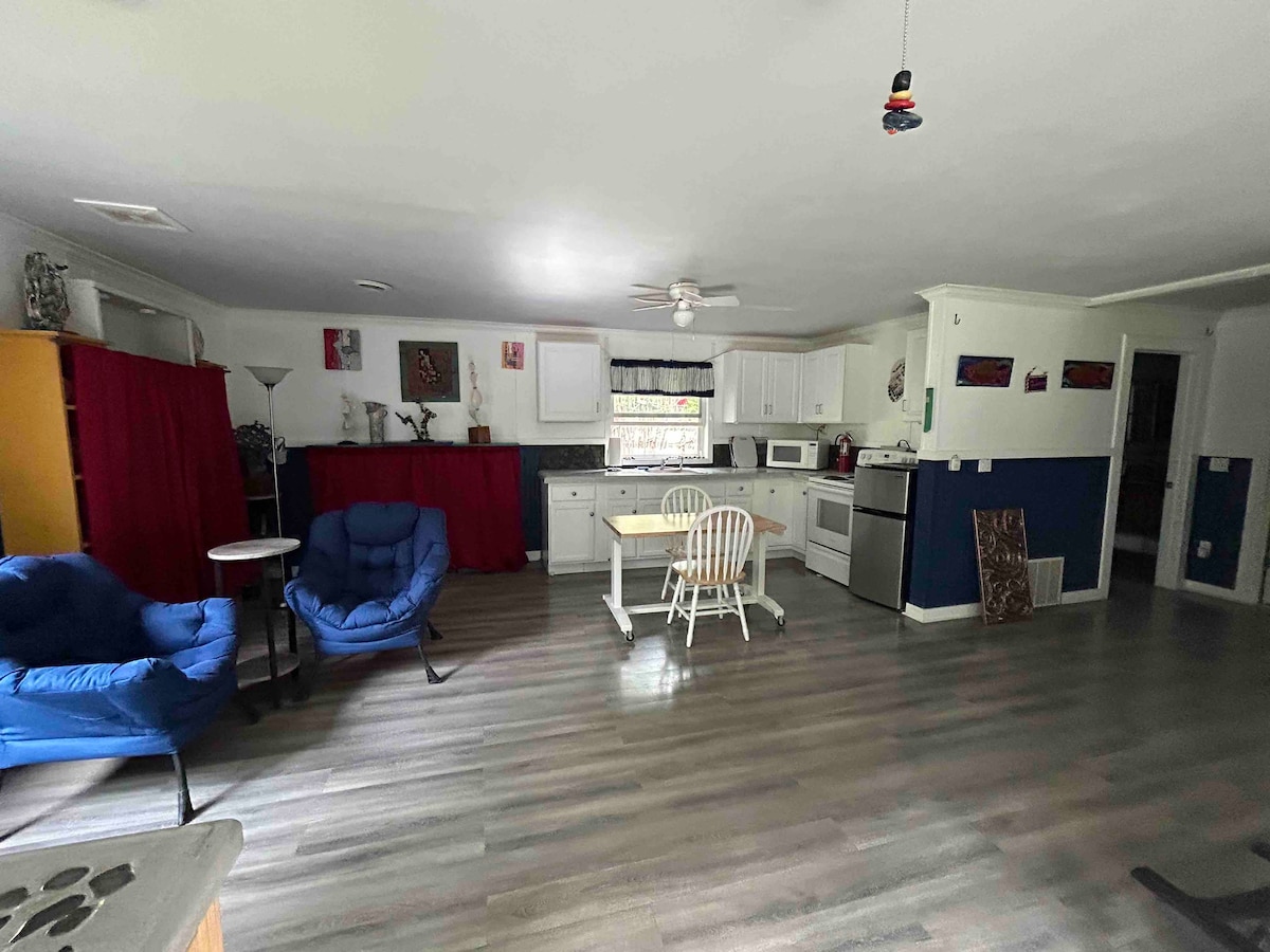 Full kitchen at Studio 517