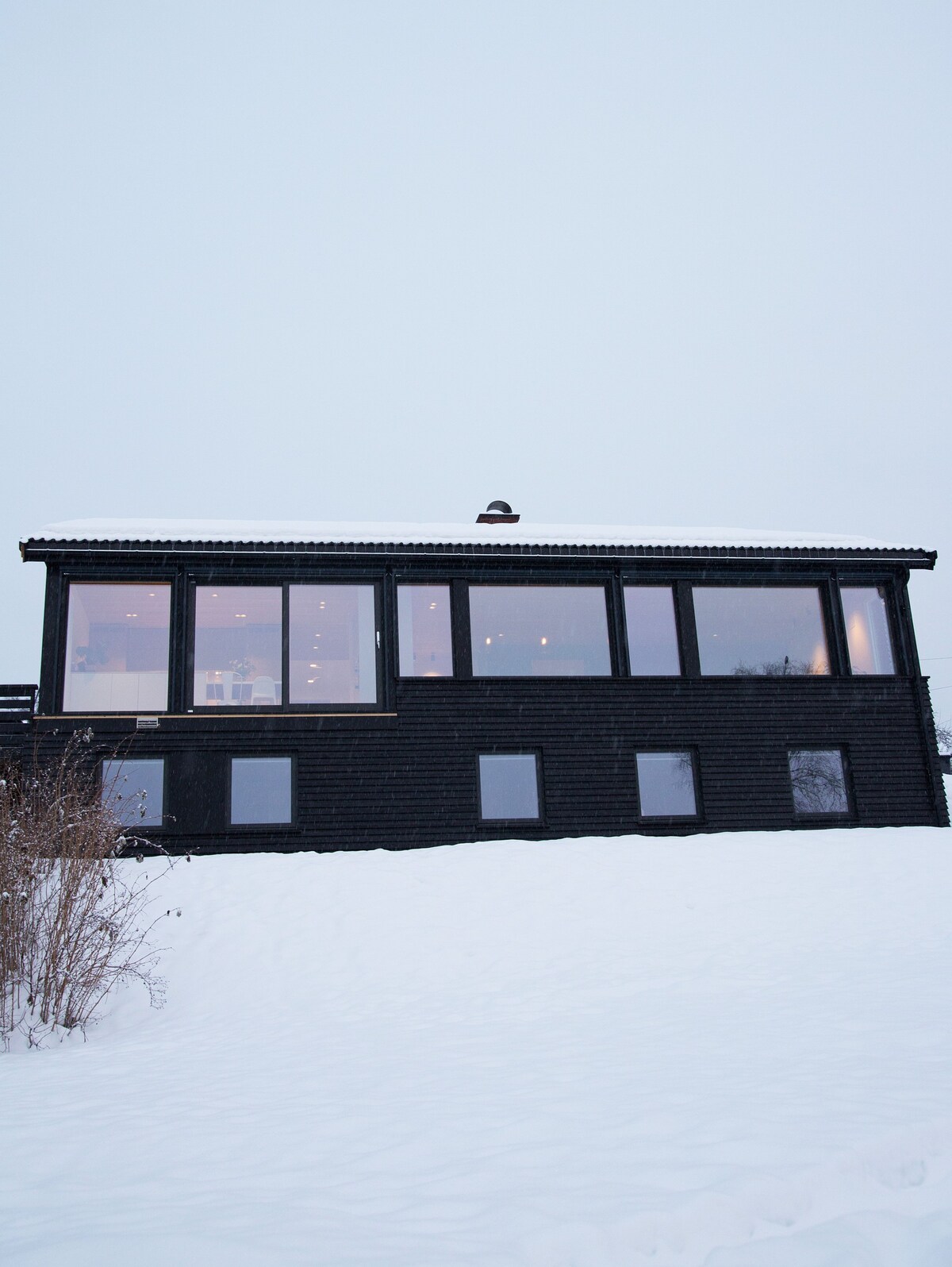 现代斯堪的纳维亚家庭别墅，景色迷人