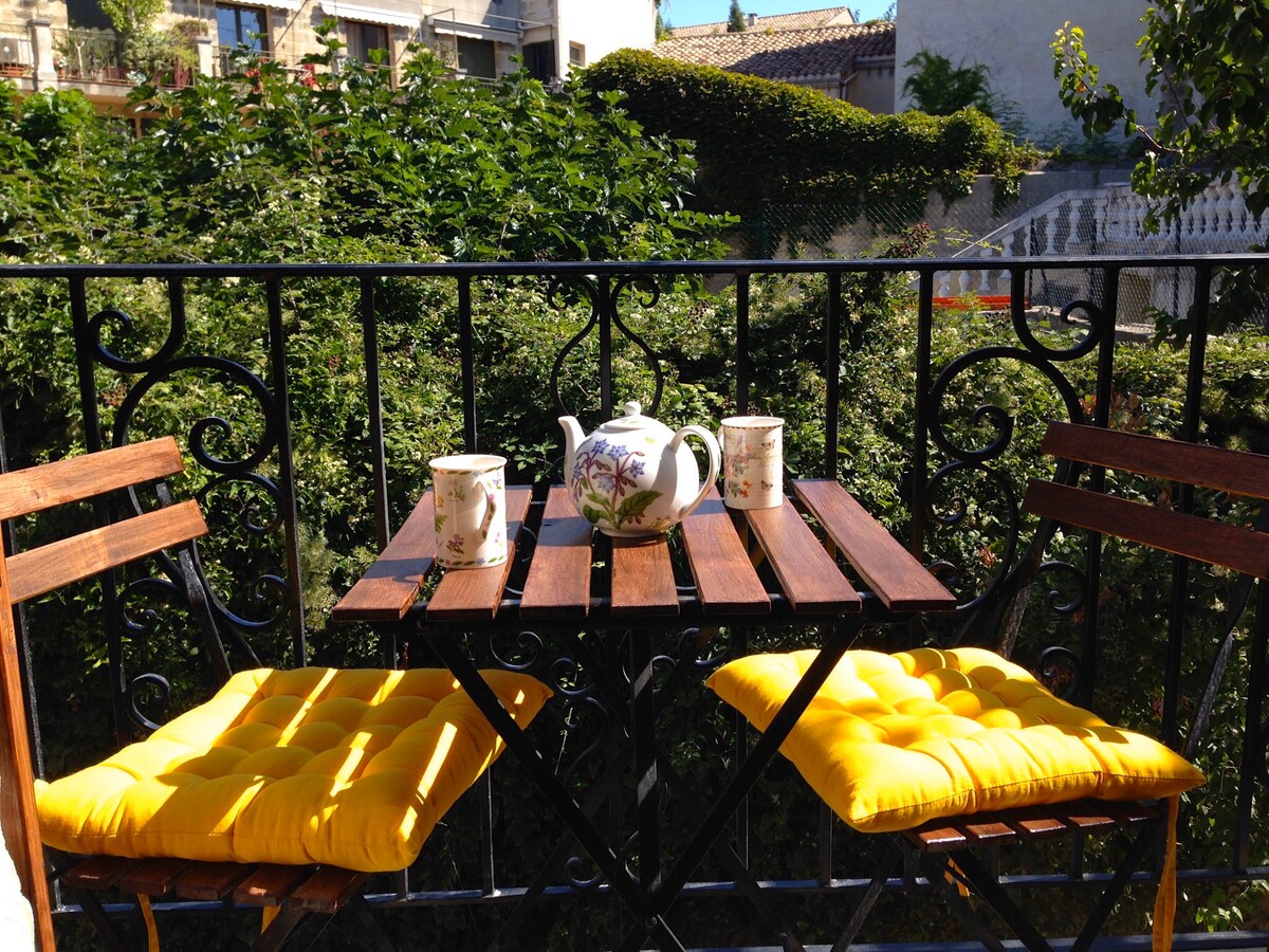 Maisonnette avec terrasse d’entrée et balcon