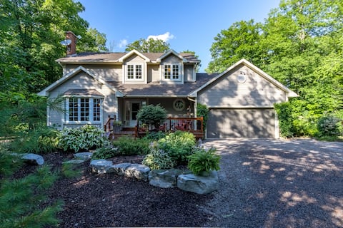 Niagara 'cottage like' Home Nestled in Nature