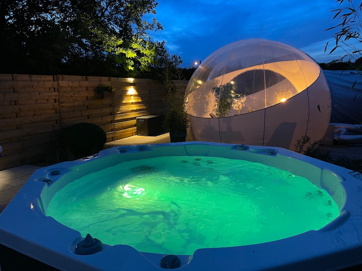 Bulle avec jacuzzi et sauna privatif .