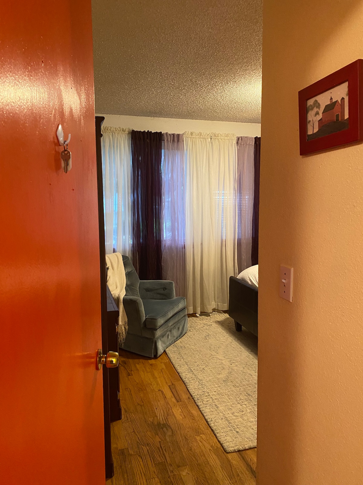 宽敞的私人卧室， puerta roja