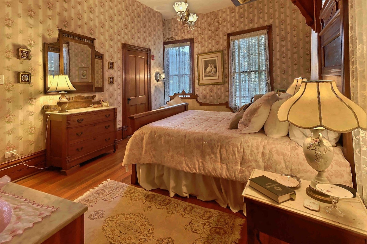 Victorian Bed & Breakfast - Rose Bedroom