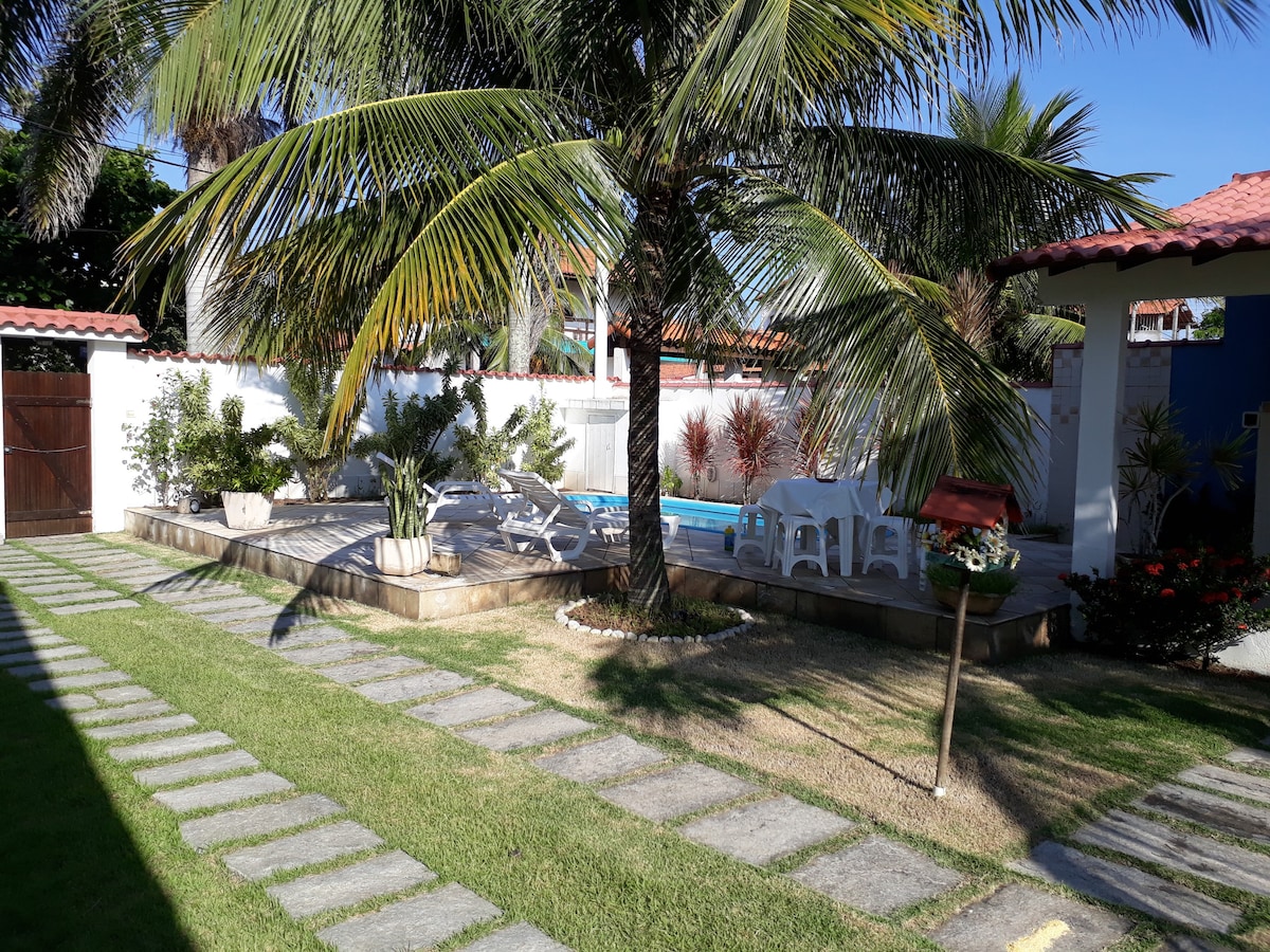 Casa com piscina, 03 quartos, 50m da praia.