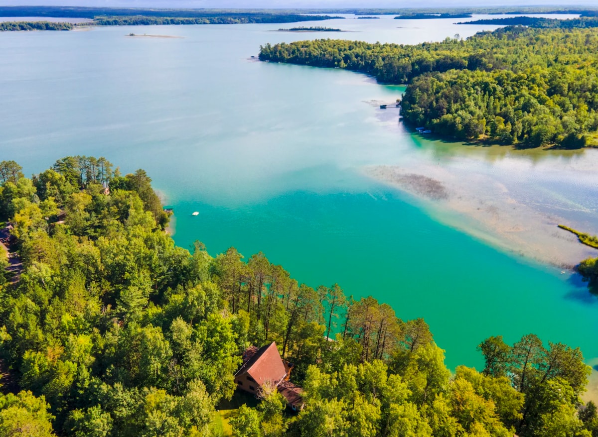 Deer Lake Chalet - The Lake Of Changing Colors