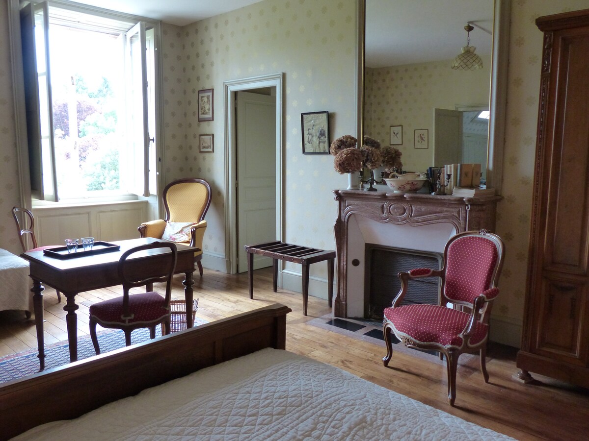 château BOTHEREL SUR 14ha Charming的卧室