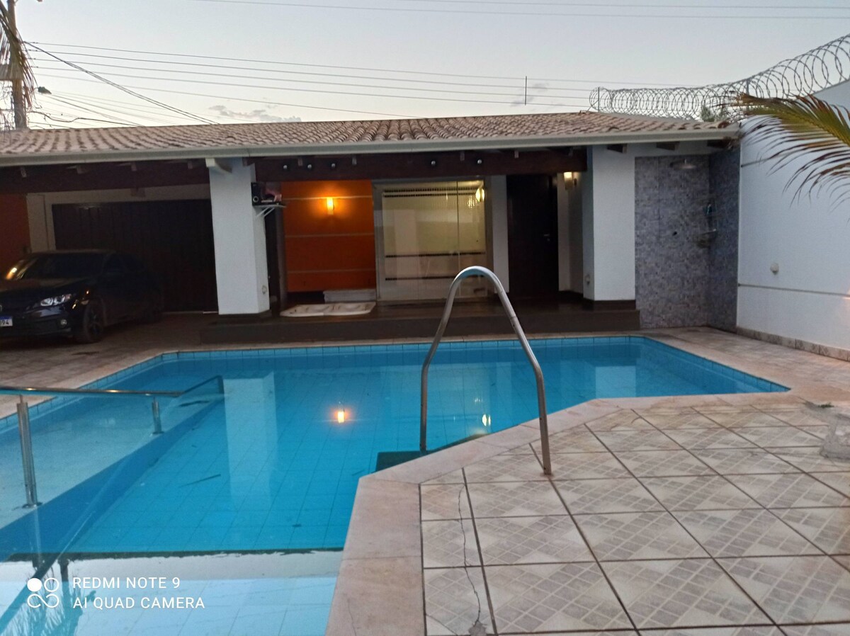 CASA COM TUDO DE MELHOR PISCINA CHURRASQUEIRA