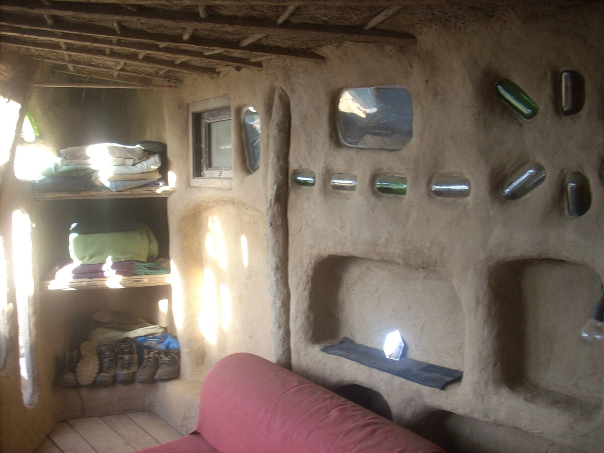 用泥土建造的生态房屋中的房间