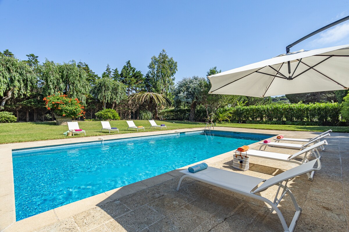 圣特罗佩（ St-Tropez ） ，地理位置优越，设有花园和游泳池