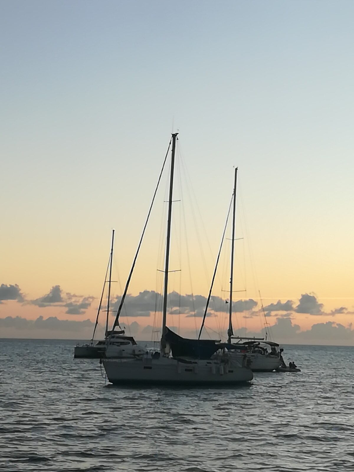 乘帆船游览浮舟，享用肖德岛水和空调