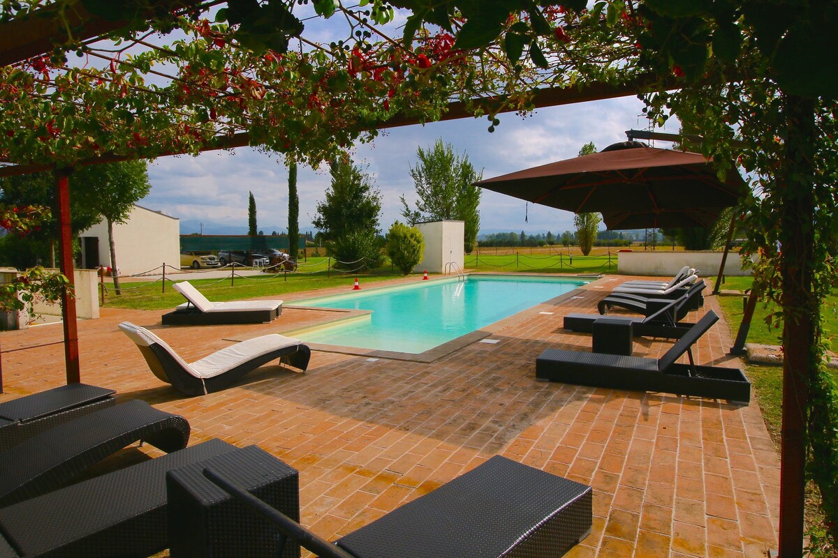 现代化、豪华的公寓，位于意大利中部，经过修复的农舍，带游泳池
