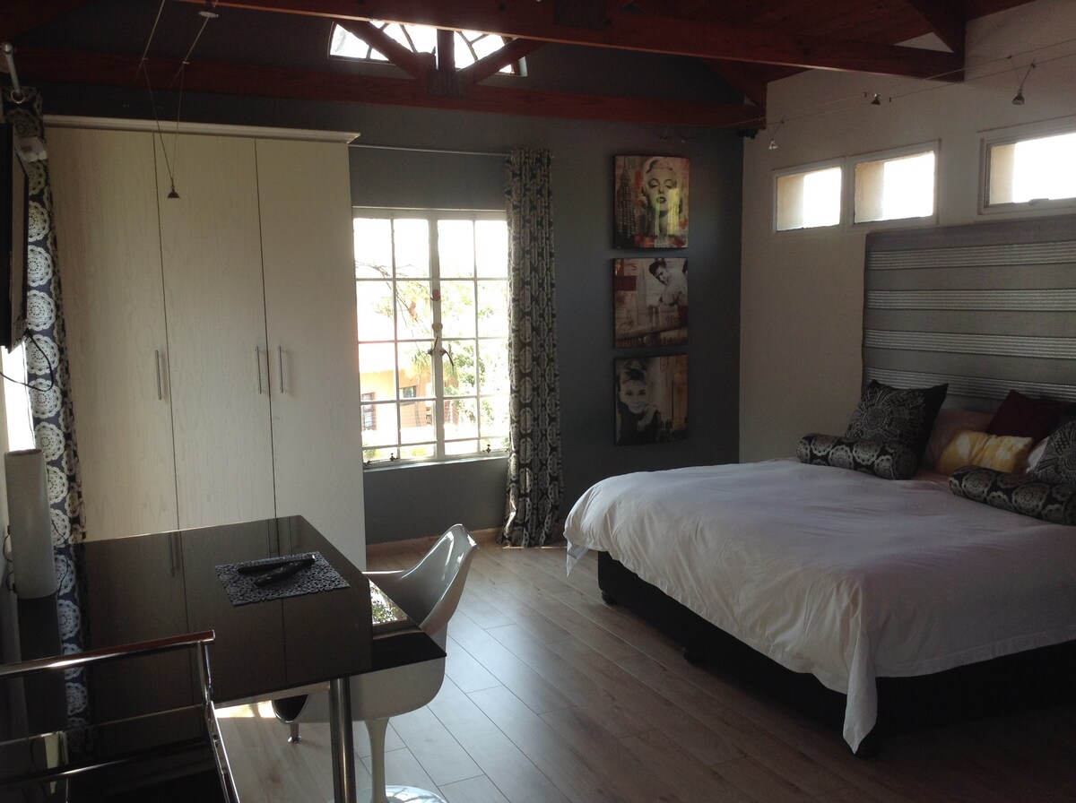 Studio/flat in Melville, JHB