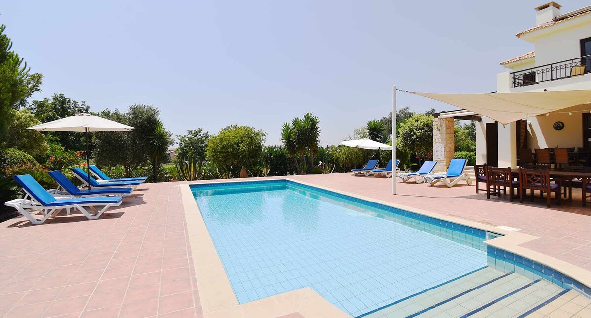 Spacious Villa Kellia with pool and great views