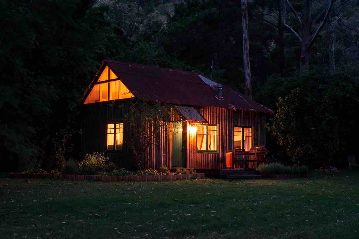 Jamberoo雨林中的瀑布小屋