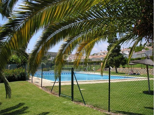 Adosado con piscina pista tenis y PK y zona niños