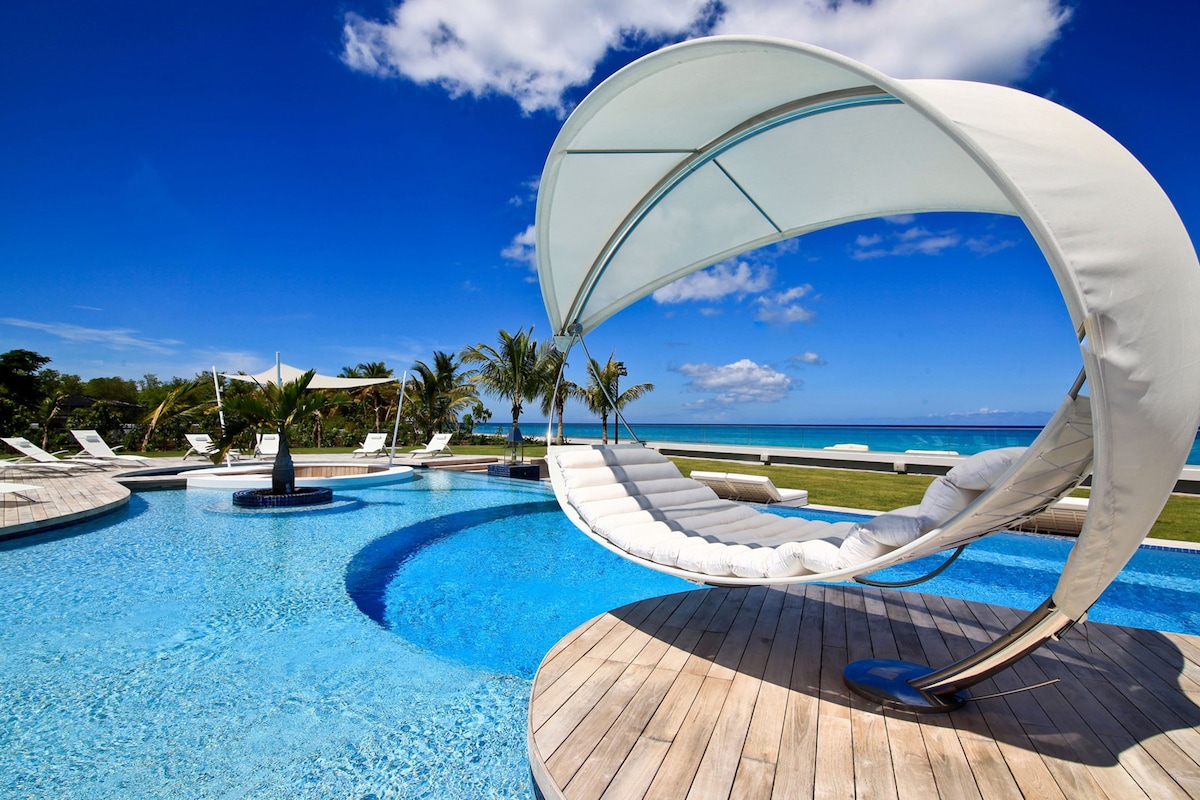 C'est La Vie - Beachfront Luxury Villa with Staff