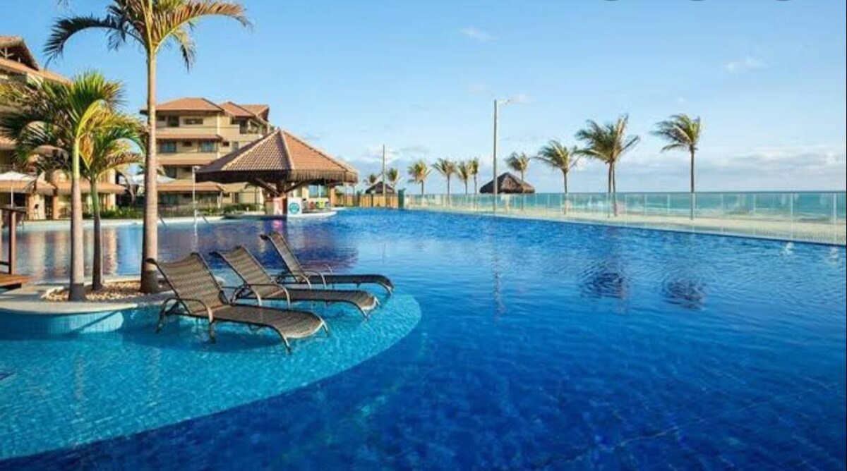 伊瓜佩带泳池的舒适海滩别墅