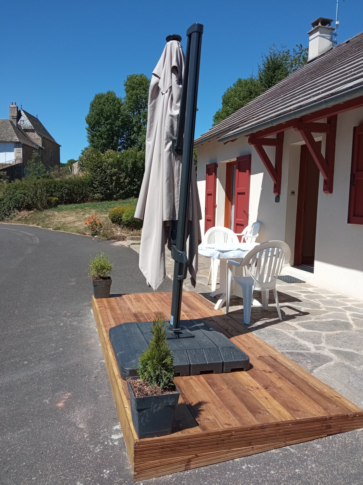 Maison en pleine nature dans un village typique