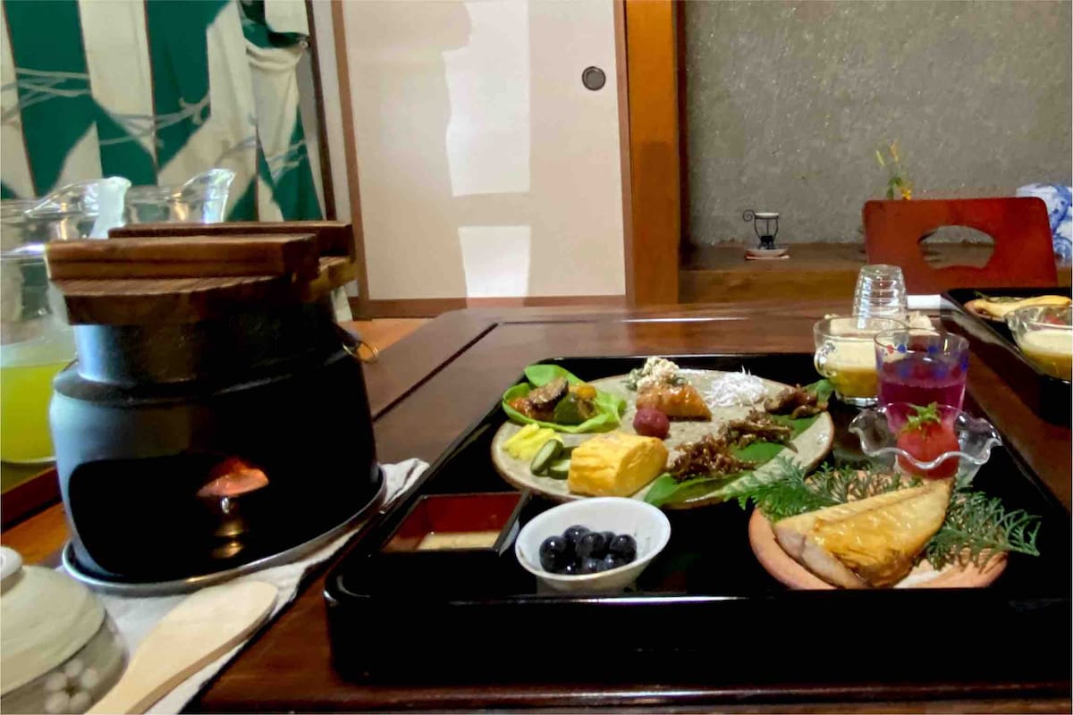 在东海道旅馆（ Tokaido Inn Town ）享用沢山美食和晚间早餐