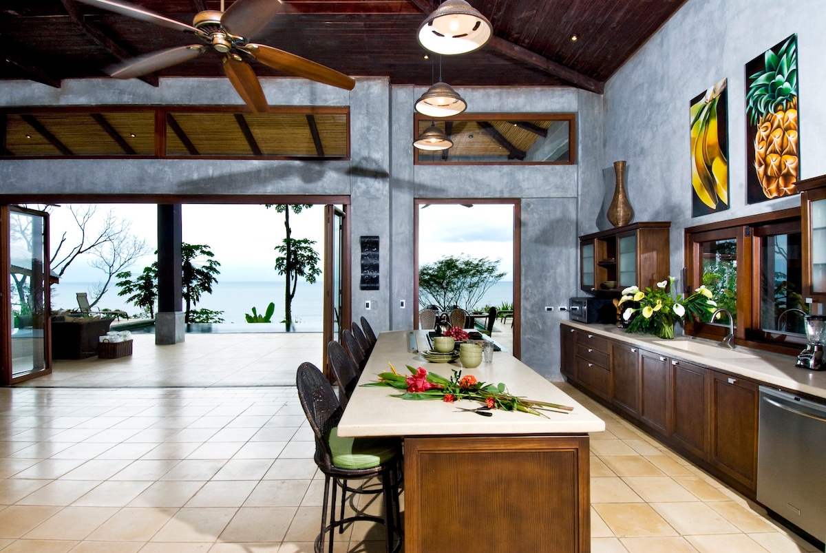 6500平方英尺， 6卧室豪华别墅，位于Dominical海滩
