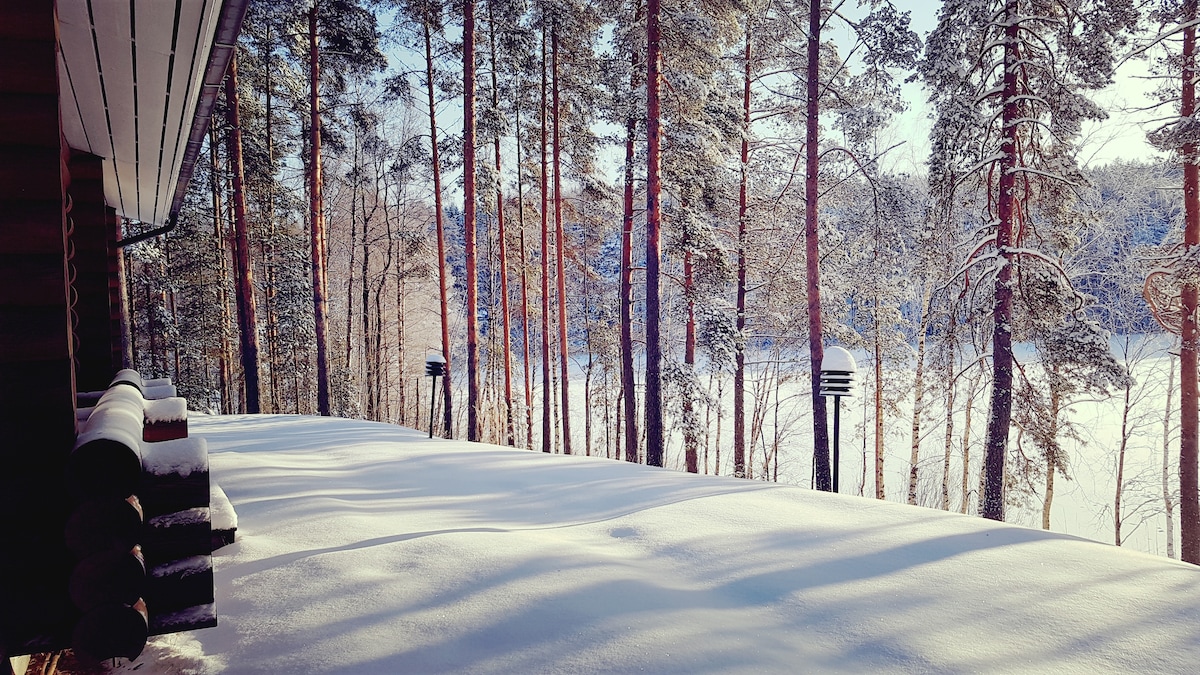 Holiday-Pälsilä ，美丽的湖滨小屋，带木质桑拿房