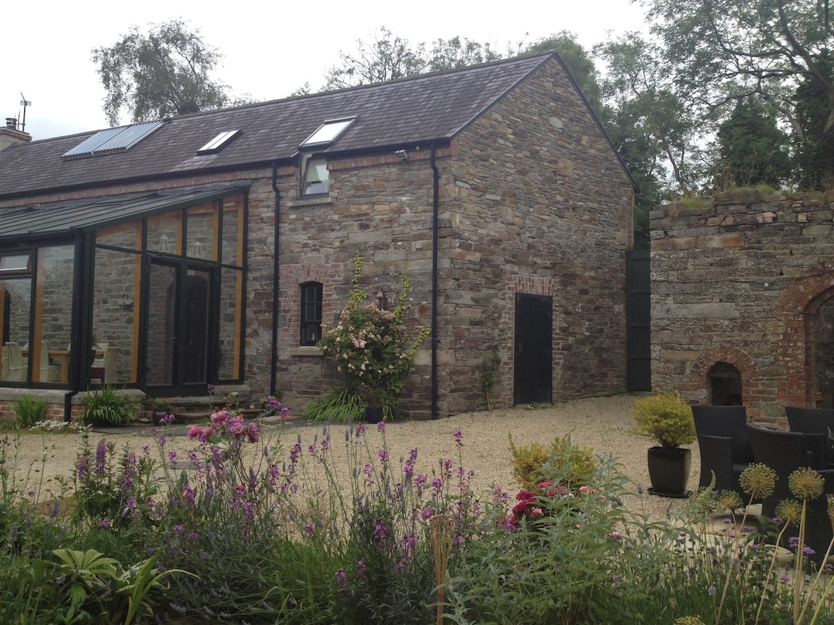 郁郁葱葱的乡村Donegal Cottage