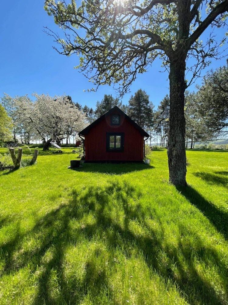 小木屋，可欣赏奥彭格的大型郁郁葱的花园景观