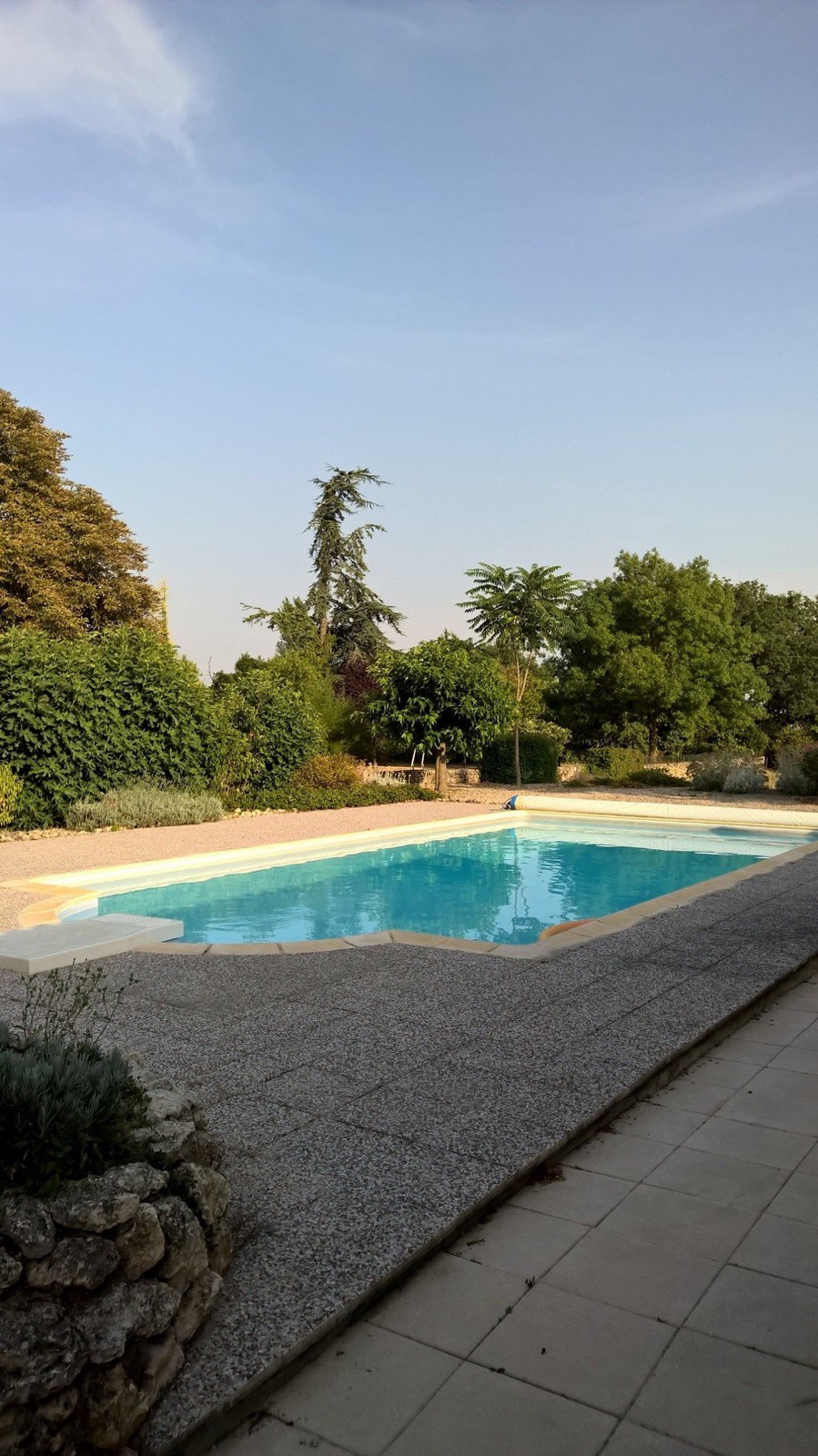 Maison en pierre avec piscine et vaste jardin