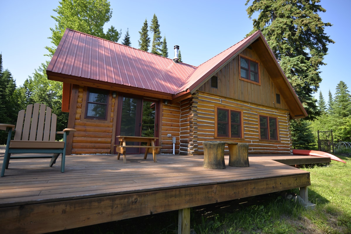 Wolf Track Den, Cozy Grand Marais Log Cabin