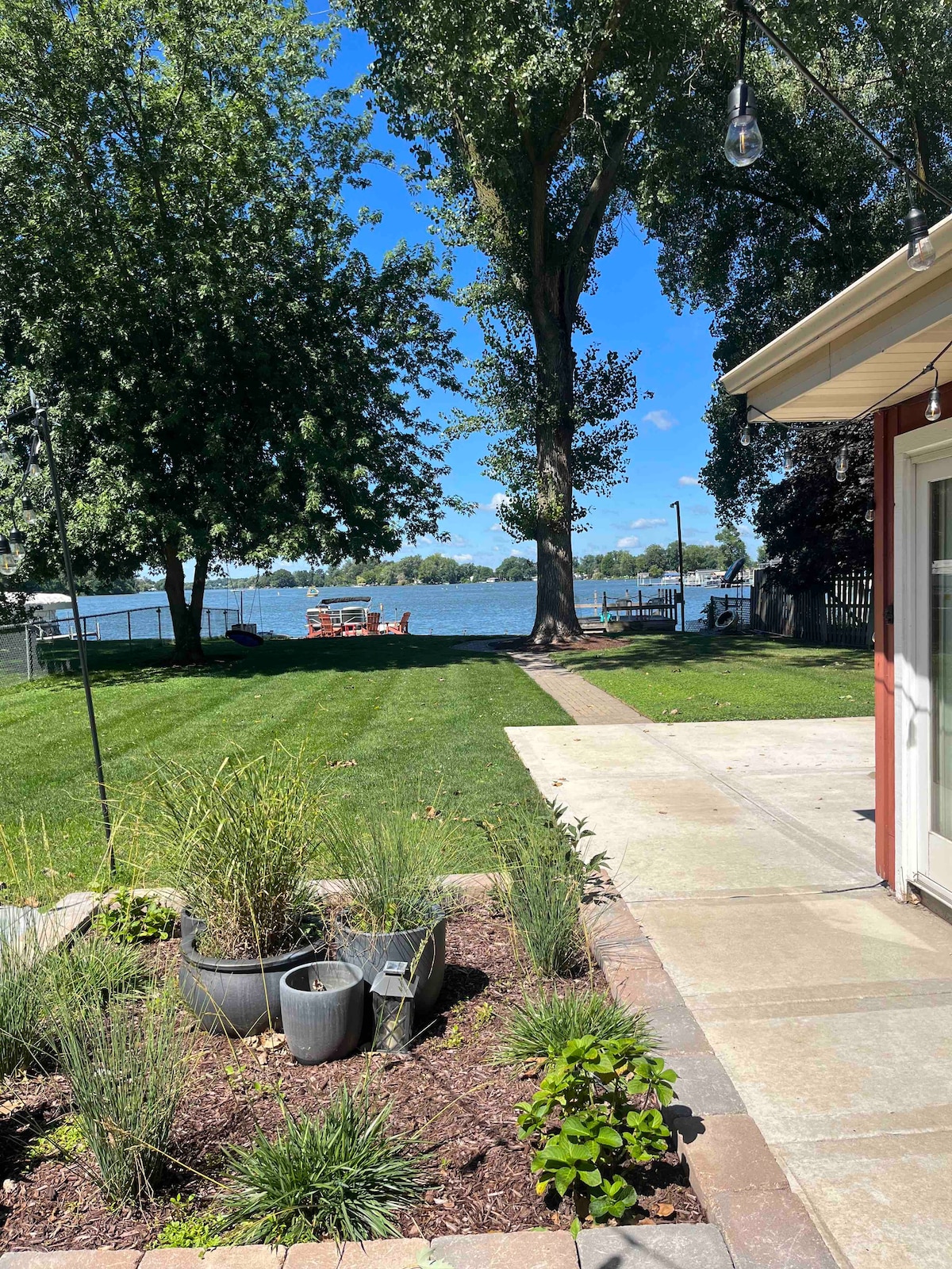 Lakefront cottage with gorgeous sunset views