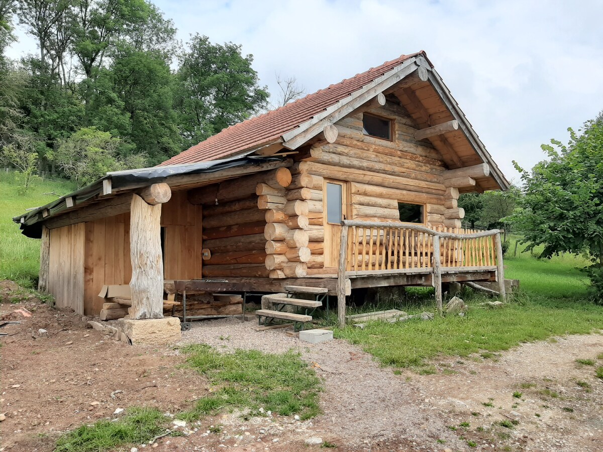 Chalet en bois rond dans une ferme pédagogique