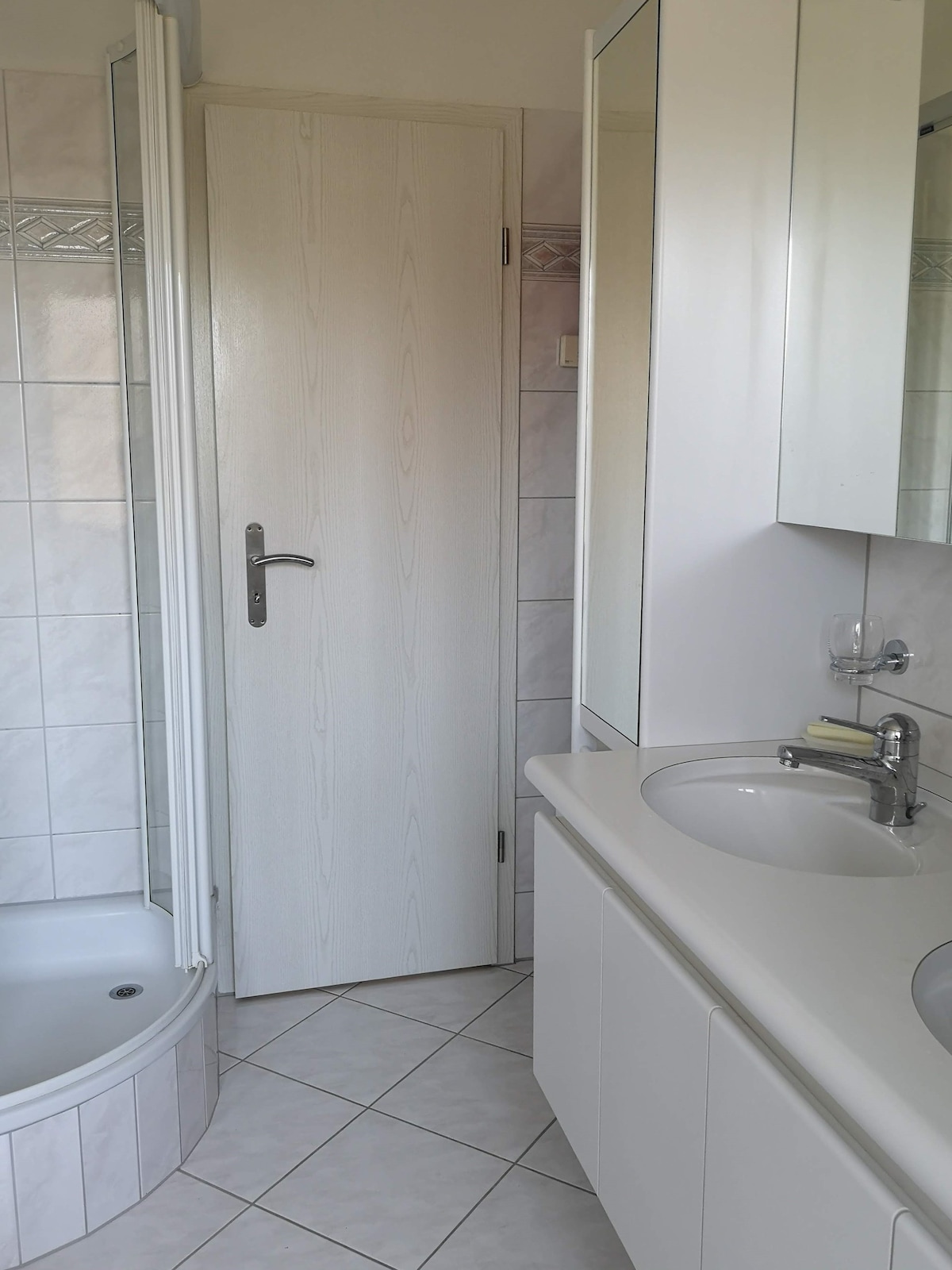 Schlafzimmer mit privater Dusche